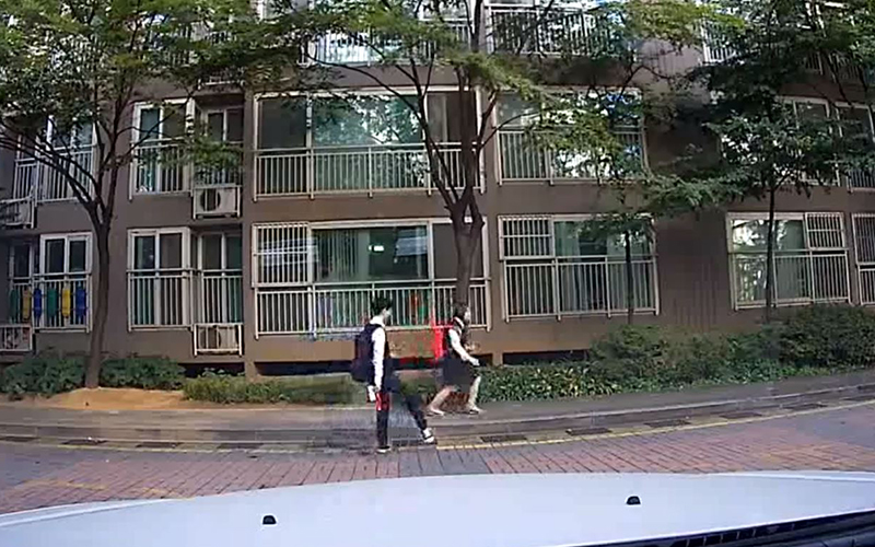 南韓學生放學超嗨，以為沒人看見「人行道上忘情尬舞」全被行車記錄器錄下來：太可愛