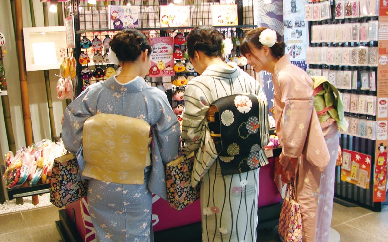           關於日本的超驚奇冷知識，日本傳統女生穿和服時竟不穿ＯＯ！  -               