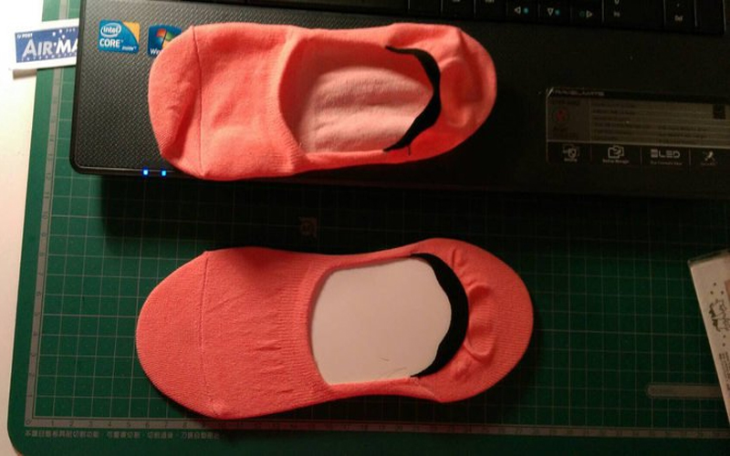女友買的「隱形襪」有激情  襪裡竟藏著害羞謎樣物體讓人看了好害羞