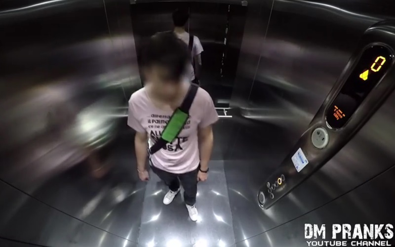 男子一如往常般的搭著電梯，但當電梯門打開時．．．．．這一幕讓他軟腳了  （圖+影）
