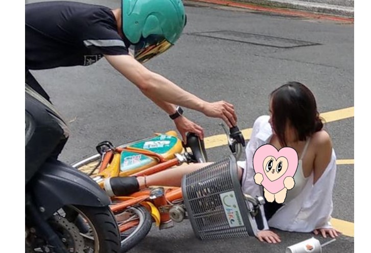白衣正妹騎Ubike跌倒！網友看傻眼：該扶長輩還是扶車？