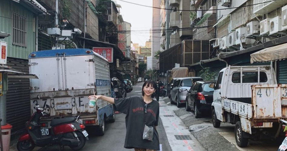 日本女星IG曬「遊台灣觀光照」背後街景卻讓網友吵翻了：丟臉！市容像貧民窟